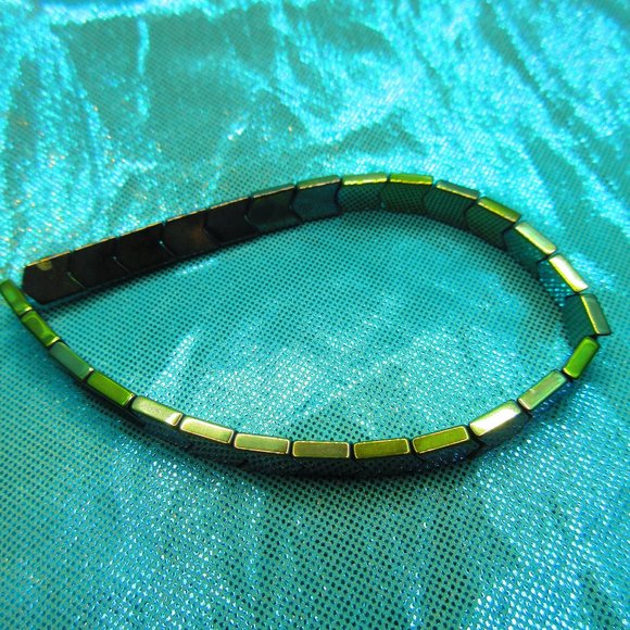 Green Titanium Hematite Arrows 7" Stretchy Gemstone Bracelet - Picture 2 of 3
